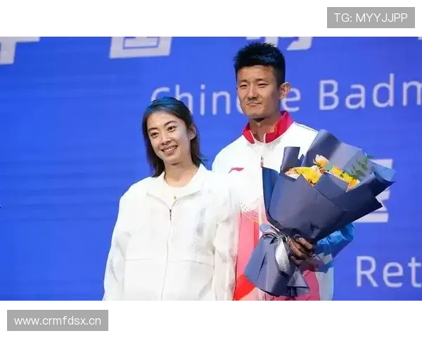 谌龙退役后在家带娃，老婆王适娴晒照：这男人连尿布都叠成羽毛球拍形状